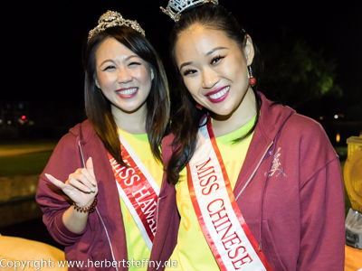 Miss Hawaii und Miss Chinese gren am VIP-Bereich.